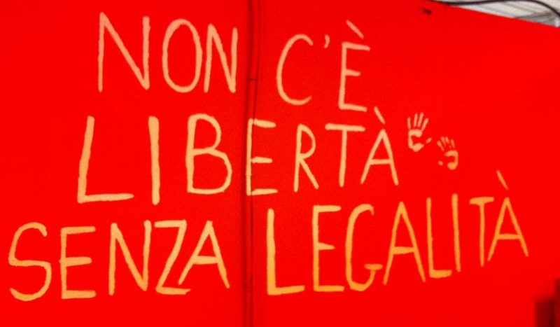 Legalita E Il Rispetto E La Pratica Delle Leggi Chiedere Favori Personali E Un Furto Alla Comunita